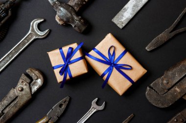 Siyah Kağıt arka plan üzerinde Vintage eski araçlar ile iki zanaat hediyeler. Babalar günü konsepti. Düz yatma