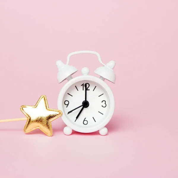 Reloj despertador retro con decoración de fiesta sobre fondo rosa. Copiar espacio —  Fotos de Stock