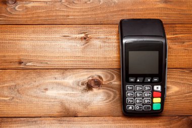 Ödeme terminali, ahşap arka plan üst görünüm kopyalama alanı üzerinde kompakt Pos terminali