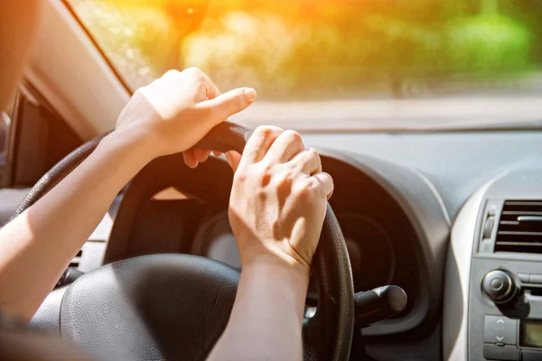 Mãos de mulher no volante. Fechar — Fotografia de Stock