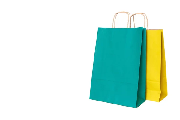 黄色と緑の紙のショッピングバッグ孤立。トップ表示 — ストック写真
