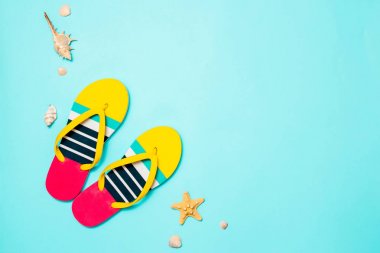 Yaz eğlence zaman ve mavi arka plan aksesuarları. Üst görünüm ve kopyalama alanı