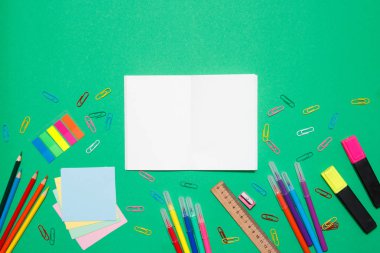 Renkli kırtasiye çeşitli okul yaratıcı masa. Okula geri dön. Üst te. Düz yatıyordu.