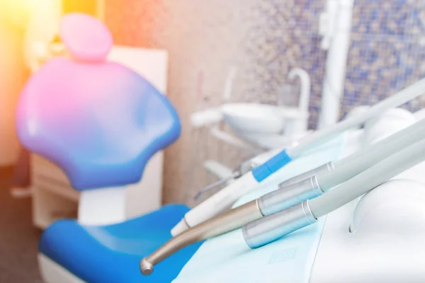 Diş hekimi ofis arka planı, diş hijyeni, diş hekimi koltuğu. Bulanıklaştırma efekti. — Stok fotoğraf
