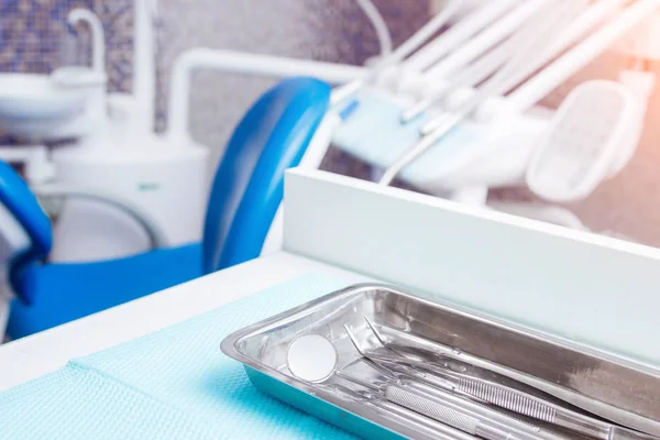 Sprzęt i przyrządy dentystyczne w gabinecie stomatologicznym. Zbliżenie narzędzi — Zdjęcie stockowe