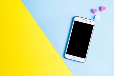 Sanat kağıt arka plan, kopya alanı Mobil cep telefonu ve pembe kalp üst görünümü. Sevgililer günü için mockup şablonu. Aşk, teknoloji konsepti. Üst görünüm, düz yatıyordu.