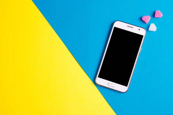 Sanat kağıt arka plan, kopya alanı Mobil cep telefonu ve pembe kalp üst görünümü. Sevgililer günü için mockup şablonu. Aşk, teknoloji konsepti. Üst görünüm, düz yatıyordu.