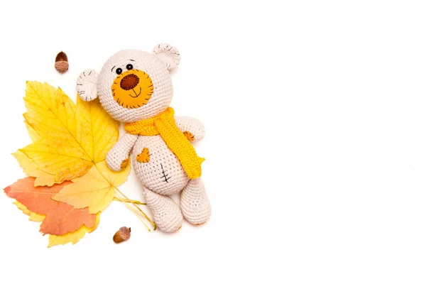 Amigurumi oso de peluche de punto con hojas de otoño aisladas en blanco . — Foto de Stock