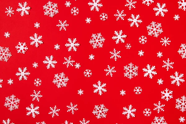 Arreglo creativo de la decoración de Navidad copos de nieve sobre fondo rojo. Concepto de vacaciones. Piso tendido, vista superior . — Foto de Stock