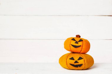 Halloween sevimli turuncu el yapımı kopya alanı ile eski bir beyaz ahşap arka plan üzerinde kabak keçe. Cadılar Bayramı çocuklar zanaat arka plan. Ev keçe kabak dekor