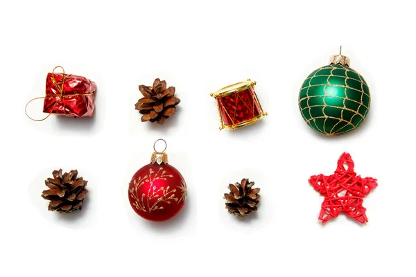 Julekomposisjon. Juleballer, furu, gaver og dekorasjoner på hvit bakgrunn. Flatsjikt, oversiktspunkt, kopirom – stockfoto