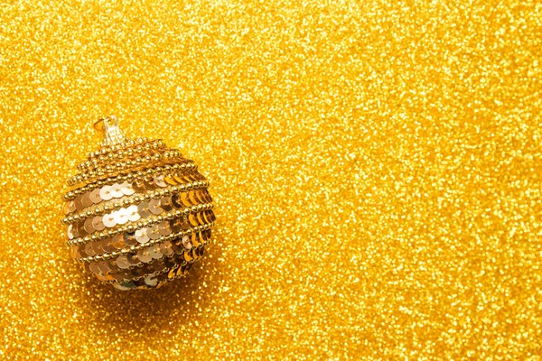 Bolas de Natal decorativas sobre fundo brilho dourado. Conceito minimalista — Fotografia de Stock