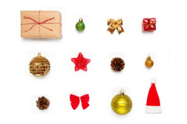 Noel kompozisyonu. Beyaz arka planda Noel baloları, çam, hediye ve süslemeler. Düz konum, üst görünüm, kopyalama alanı