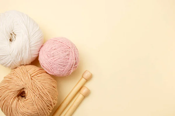 White Brown Knitting Wool Knitting Needles Pastel Background Top View — Stock Photo, Image