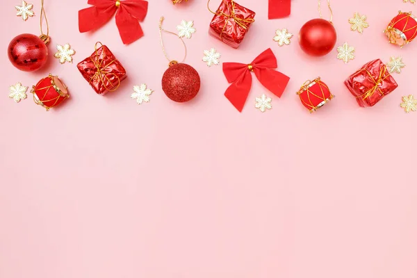 Composición Tarjeta Felicitación Navidad Decoraciones Rojas Doradas Navidad Con Fondo —  Fotos de Stock