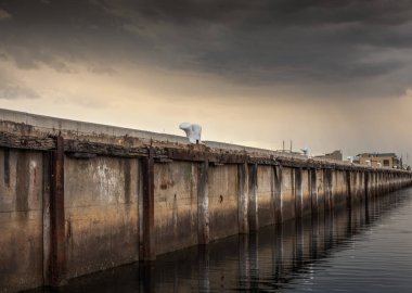 Bulutlu beton iskele ve göl görünümü