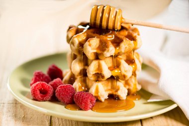 Bal ve ahududu ile ev yapımı gözleme