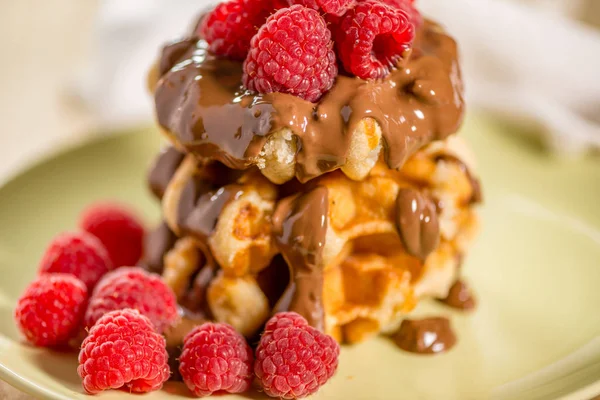 Hausgemachte Waffeln Mit Schokolade Und Himbeeren — Stockfoto