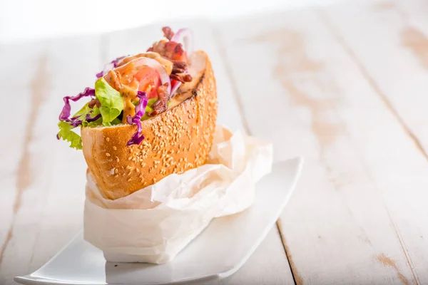 Close Sanduíche Kebab Turco Fundo Madeira Branco — Fotografia de Stock