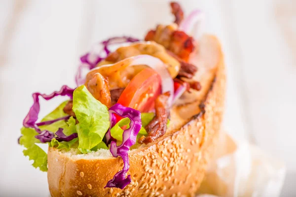 Primer Plano Sándwich Kebab Turco Sobre Fondo Madera Blanca —  Fotos de Stock