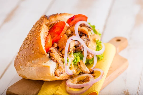 Gros Plan Sandwich Kebab Turc Sur Fond Bois Blanc Avec — Photo