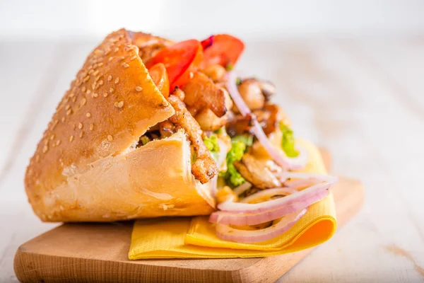 Gros Plan Sandwich Kebab Turc Sur Fond Bois Blanc Avec — Photo