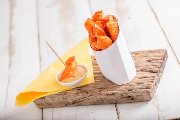 Chocos Frango Fritos Lanche Com Molho Maionese Picante Fundo Madeira — Fotografia de Stock