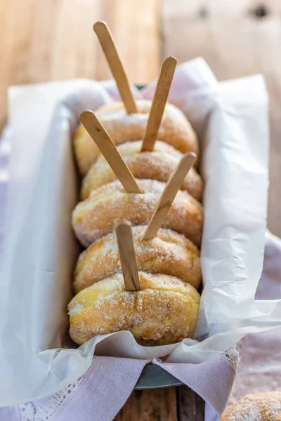 Frische Hausgemachte Donuts Auf Holztisch — Stockfoto