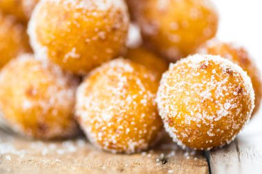 Tay tarzında snack, Kai Hong veya kızarmış tatlı patates topları ahşap arka plan üzerinde şekerli.