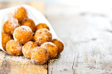 Tay tarzında snack, Kai Hong veya kızarmış tatlı patates topları ahşap arka plan üzerinde şekerli.