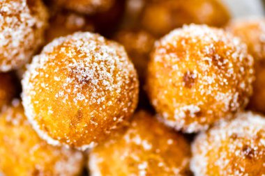 Tay tarzında snack, Kai Hong veya kızarmış tatlı patates topları ahşap arka plan üzerinde şekerli.