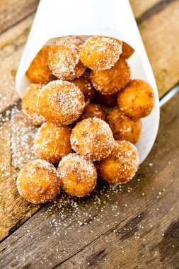 Tay tarzında snack, Kai Hong veya kızarmış tatlı patates topları ahşap arka plan üzerinde şekerli.