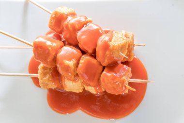 baharatlı biber soslu kızarmış tofu şiş