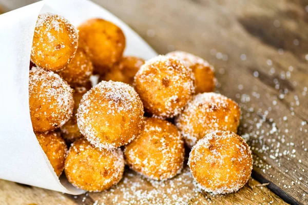 Tay tarzında snack, Kai Hong veya kızarmış tatlı patates topları ahşap arka plan üzerinde şekerli.