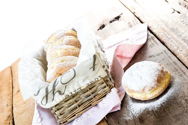 Friske Hjemmelavet Donuts Træ Bord - Stock-foto