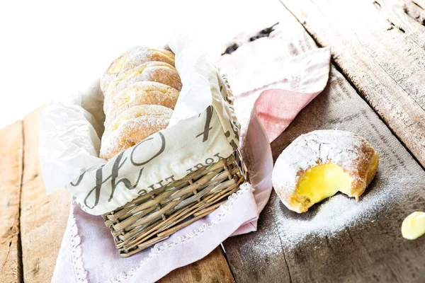 Frische Hausgemachte Zuckerpuder Donuts Mit Vanillecreme Füllung Auf Holztisch — Stockfoto