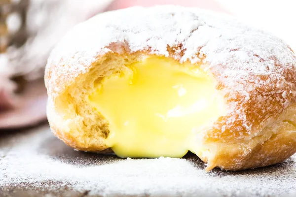 Ahşap masa doldurarak vanilya kremalı donut taze ev yapımı şeker pudra