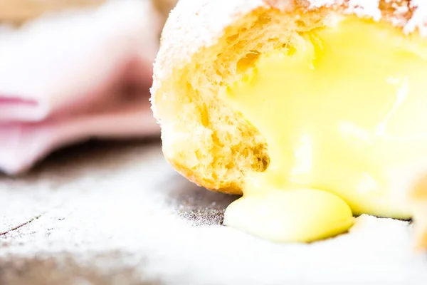 Ahşap Masa Doldurarak Vanilya Kremalı Donut Taze Yapımı Şeker Pudra — Stok fotoğraf