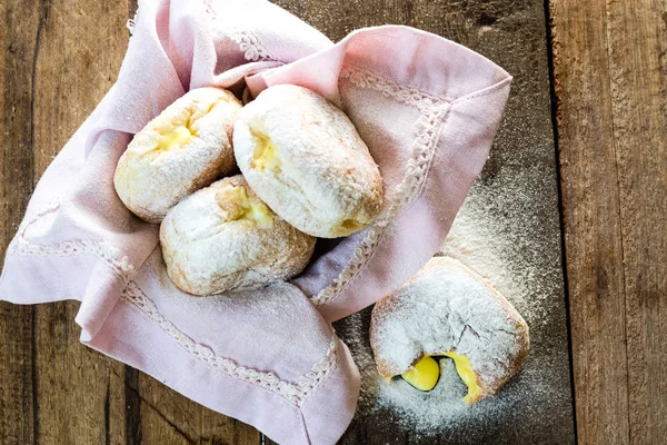 Ahşap Masa Doldurarak Vanilya Kremalı Donut Taze Yapımı Şeker Pudra — Stok fotoğraf