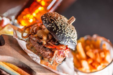 Kola ve patates kızartması arka planda siyah Cuma için siyah burger. Arka plan olarak koyu ahşap masa