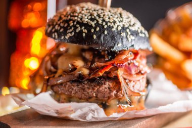 Kola ve patates kızartması arka planda siyah Cuma için siyah burger. Arka plan olarak koyu ahşap masa