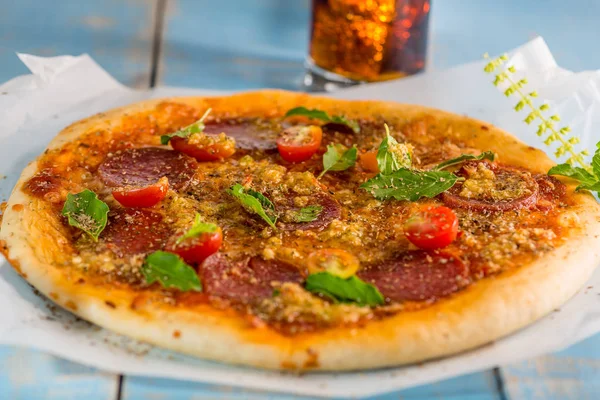 Вкусная Итальянская Салями Пиццы Подается Бумаге Голубой Деревянный Стол Стакан — стоковое фото