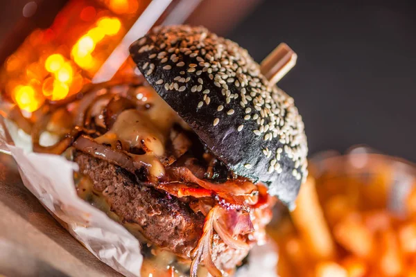 Fekete Burger Fekete Péntek Cola Francia Krumpli Háttérben Sötét Asztal — Stock Fotó