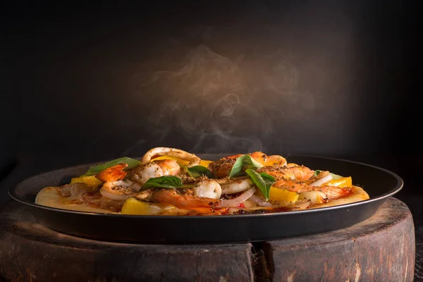Spicy Seafood Pizza Shrimps Squid Rings Onion Garlic Yellow Paprika — Stock Photo, Image