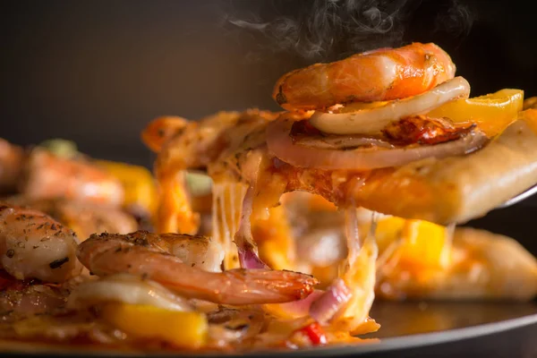 Pizza Frutos Mar Picante Com Camarões Anéis Lula Alho Cebola — Fotografia de Stock