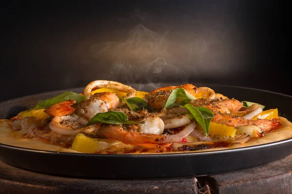 Spicy Seafood Pizza Shrimps Squid Rings Onion Garlic Yellow Paprika — Stock Photo, Image