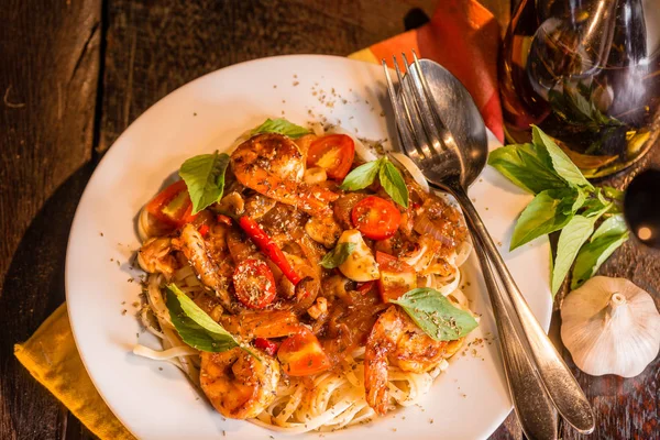 Fisk Och Skaldjur Spaghetti Vit Platta Mörkt Trä Bord Som — Stockfoto