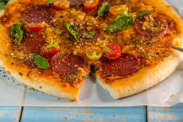 Délicieux Salami Pizza Italien Servi Sur Papier Support Table Bois — Photo