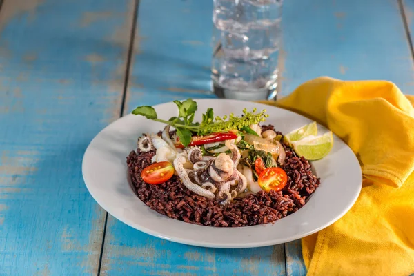 Plato Mariscos Arroz Negro Plato Blanco Sobre Mesa Madera Azul —  Fotos de Stock