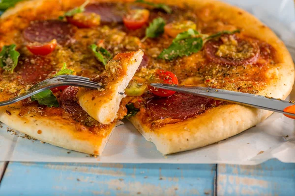 Délicieux Salami Pizza Italien Servi Sur Papier Support Table Bois — Photo